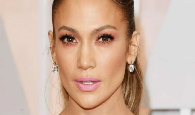Jennifer Lopez brille dans ses cheveux doux