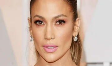 Jennifer Lopez brille dans ses cheveux doux