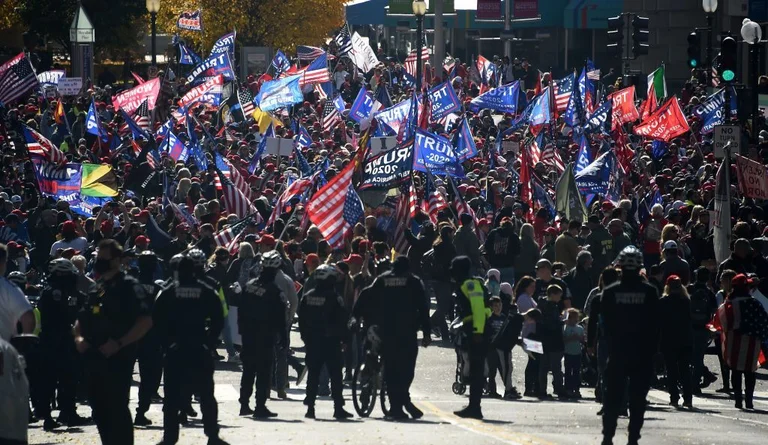 Trump supporters admit defeat, go on mass protests (Photo)