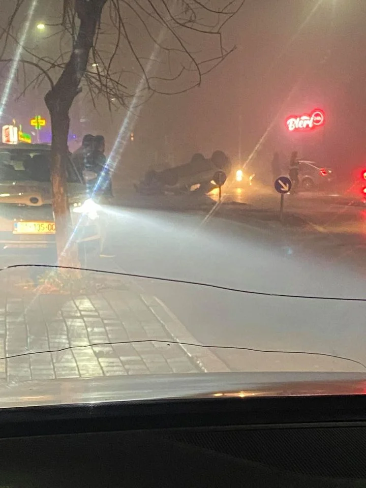 Schwerer Verkehrsunfall in Pristina, Autorollen, drei Menschen verletzt