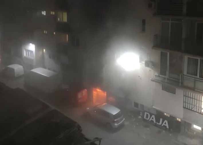 Quema una residencia en Ulpiana, interviene bomberos