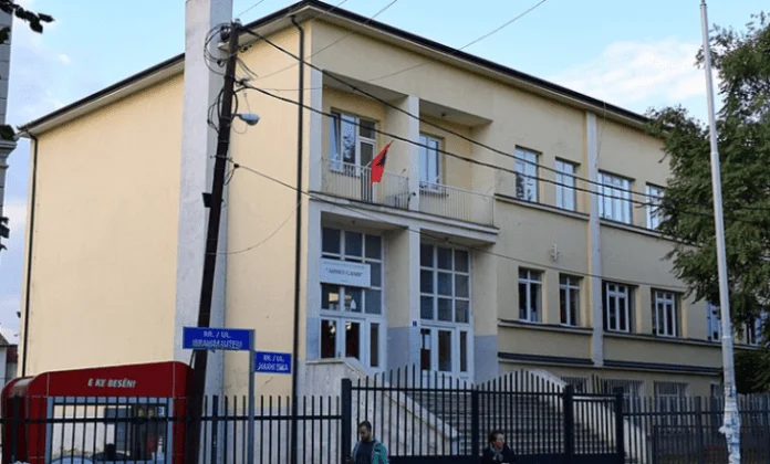 Coronavirus prend la vie de professeur de lycée à Pristina