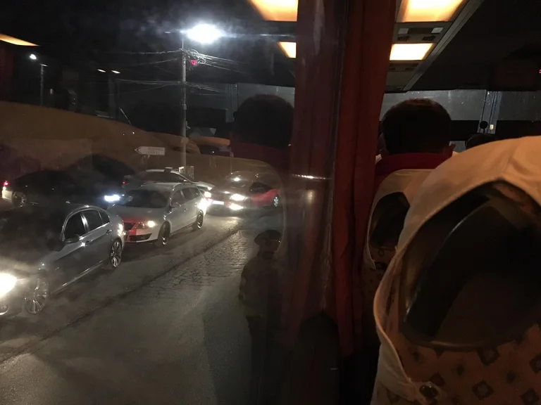 La policía para el autobús de Pristina