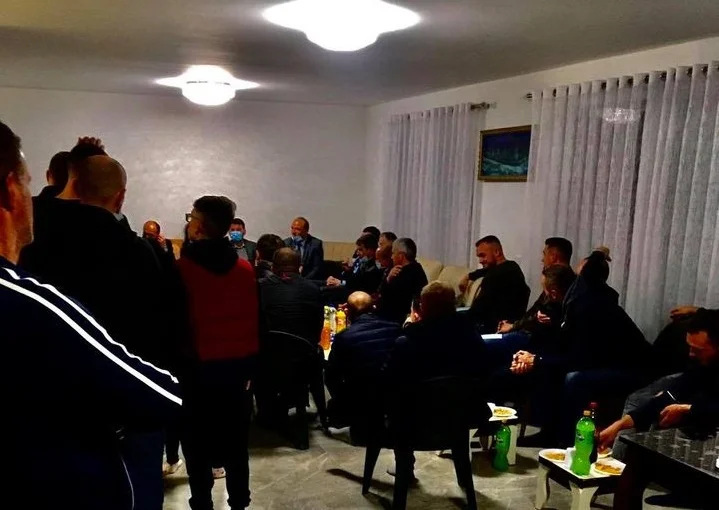 Kurti recueille plus de 20 podujevas par temps d'arrêt: les enfants présents (Photo)