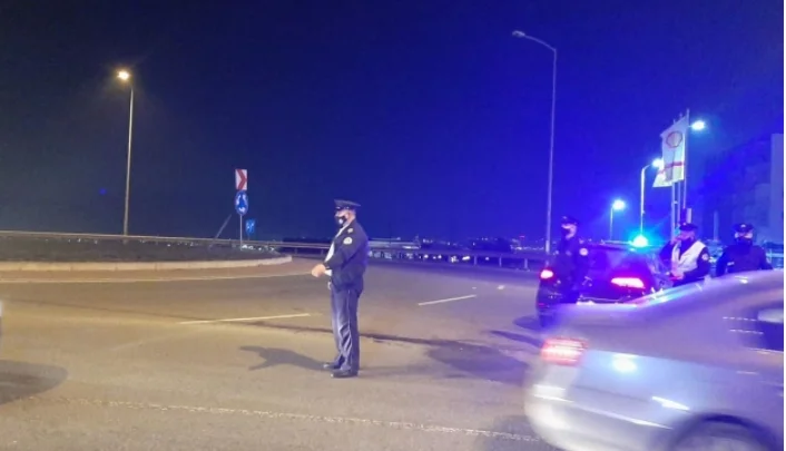 Haut contrôle au carrefour de Pristina