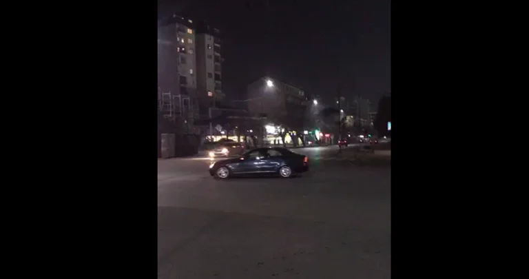 L'ora della polizia decolla, le carrozze ancora in corso Pristina strade