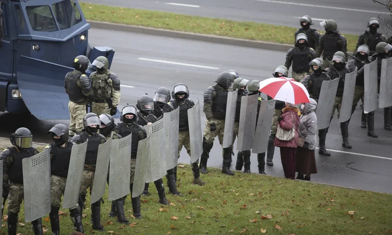 Le Bélarus prend aussi de l'argent à des blessés menottés pendant les manifestations