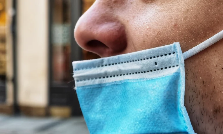 C'est pire que de ne pas porter de masque ? Ouais, même pas en couvrant ton nez quand tu décides.