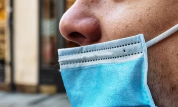 C'est pire que de ne pas porter de masque ? Ouais, même pas en couvrant ton nez quand tu décides.