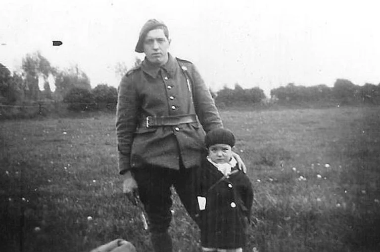 Fils du commandant : La France honore un vétéran de 6 ans de la Seconde Guerre mondiale