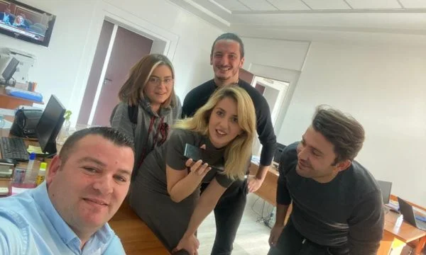 Rexhep Selimi appelle les adjoints VV : ils observent et photographient le téléphone