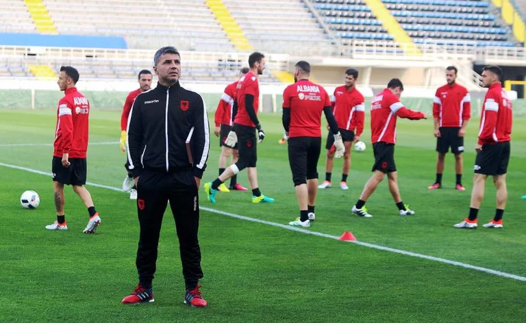 Albaniens Coach wird positiv mit Corona
