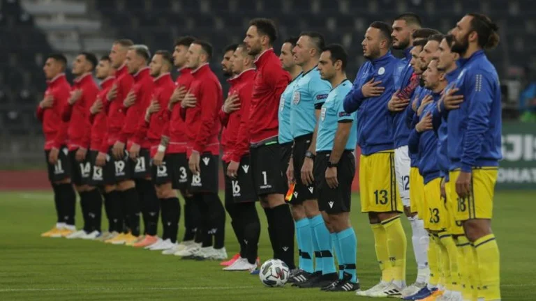 L'emozionante momento della partita, il Kosovo, i calciatori albanesi cantano insieme l'inno nazionale