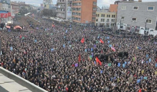 Le proteste generali prima del governo kosovaro, Zemaj ha richiesto le dimissioni