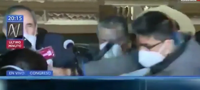 The politician in Peru gets punched at the media conference (Video)