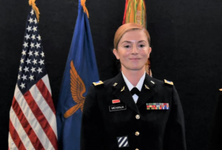 Die Geschichte von Valdata Mehanja ʹ Kosovo-Flüchtling, der zum Pilot der amerikanischen Armee wurde