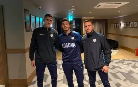 Molti dei suoi giocatori di calcio riuniti in Kosovo, Ismet Munishi li vanta