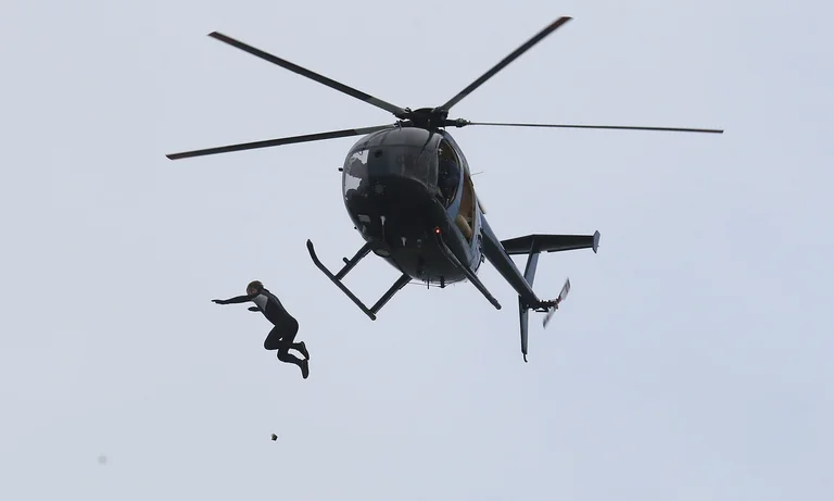 Un vétéran saute de 40 mètres sans parachute d'hélicoptère, perd connaissance