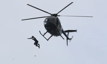 Un vétéran saute de 40 mètres sans parachute d'hélicoptère, perd connaissance