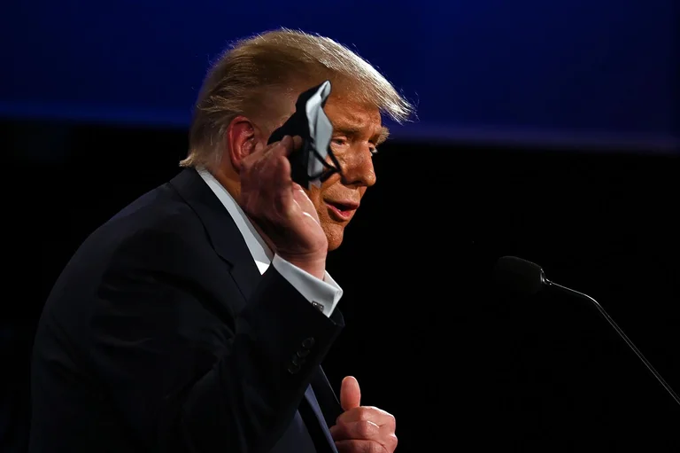 Trump tregon gjendjen e tij pasi u dërgua në Spital Ushtarak