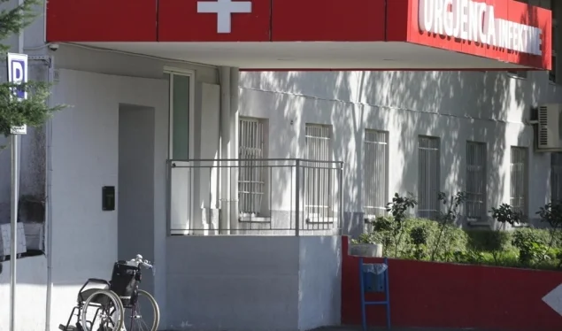 Salta del segundo piso, paciente suicida con Avid en Albania