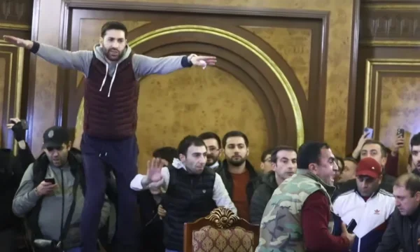 Los armenios entran en el edificio de la asamblea, golpearon al presidente hasta perder la conciencia