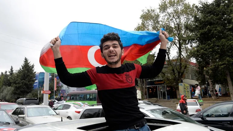L'Azerbaïdjan vole la ville historique par les Arméniens, grandes célébrations à Bakou
