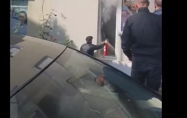 Un bar sur la rue Haradinaj est impliqué dans un incendie à Pristina