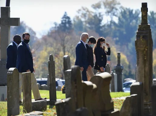 Biden visite la tombe du fils, dont le nom est fait une rue au Kosovo