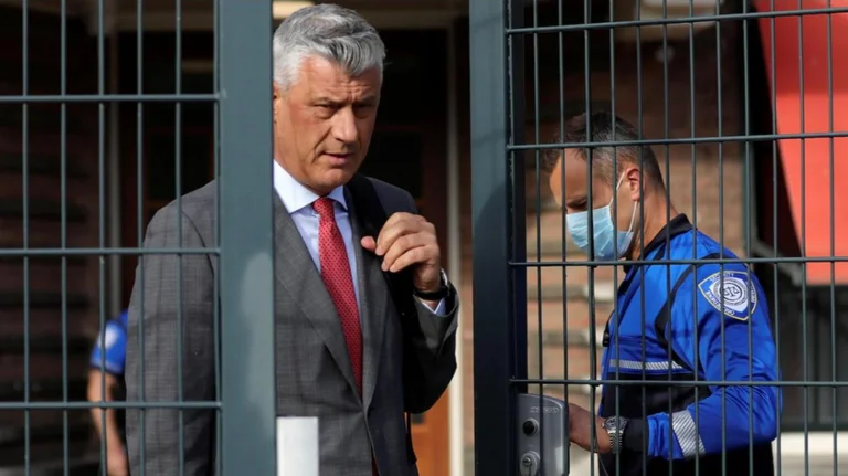 Hashim Thaci und Jakup Krasniqi vor dem Sondergericht heute