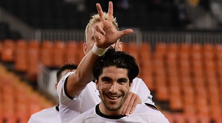 Valencia disfigures Real Madrid, beats it deep at Mestalla Stadium