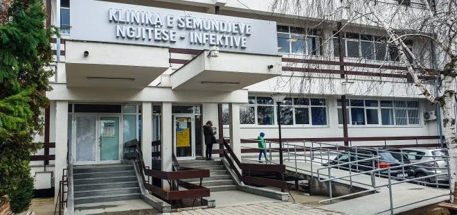 Pacientët me koronavirus në QKUK po shoqërohen nga familjarët, mjekët të shqetësuar