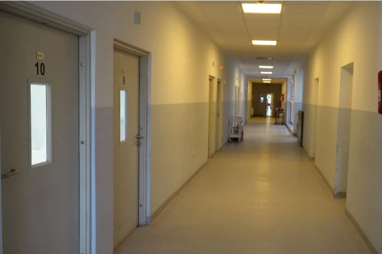L'équipe médicale militaire italienne discute avec les jeunes sur la sensibilisation à COVID-19