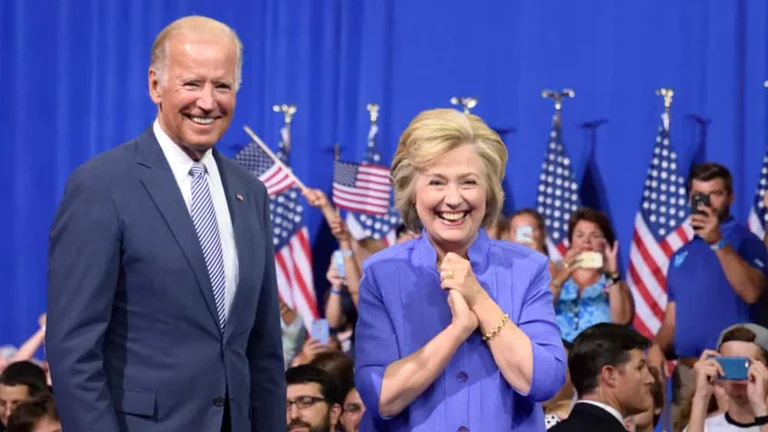Und Hillary Clinton: Wir demütigten Trump, wir sind jetzt zusammen.