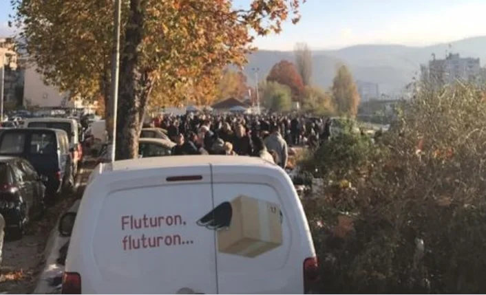Gobierno está escuchando en el norte de Mitrovica, día de compras reúne a muchos