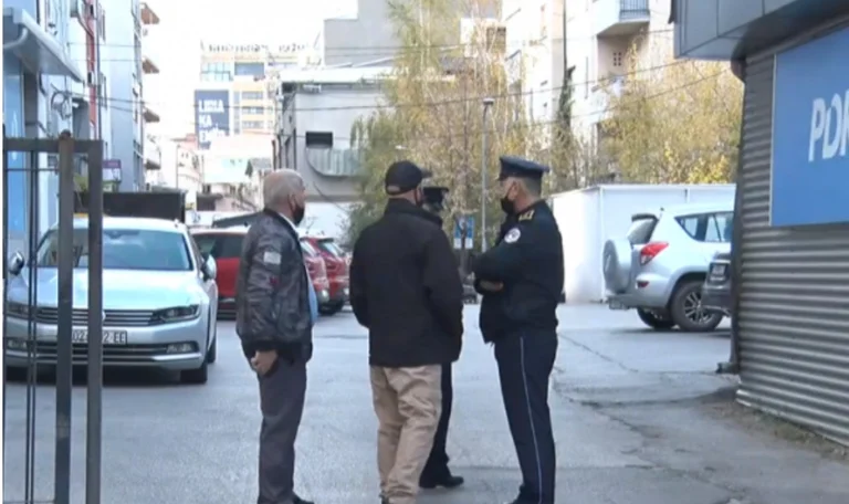 Ufficiali EULEX che atterrano all'ufficio PDK