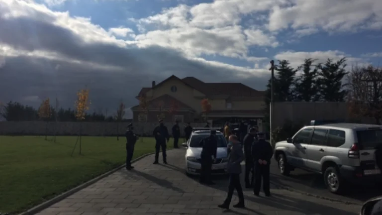 MP PDK) devant la maison de Thaci où EULEX est perquisitionnée