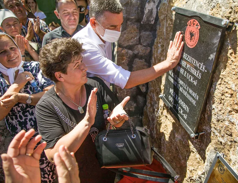 Veseli zublon pllakat përkujtimore në kullat e rezistencës, shtëpinë e Sali Jahut dhe atë të Alush Gradicës