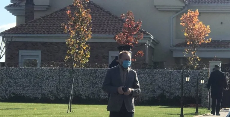 Bancando en la casa de Thaci, Tahiri va a la escena