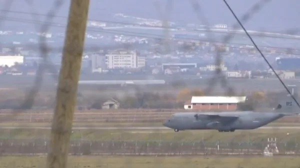 L'avion militaire avec Hashim Thaci, Kadri Veselin et Rexhep Selimi se dirige vers La Haye