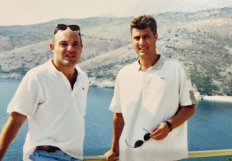 Blendi Fevziu trae raras fotos de Thaci: Se le acusa de elegir luchar en lugar de presentar