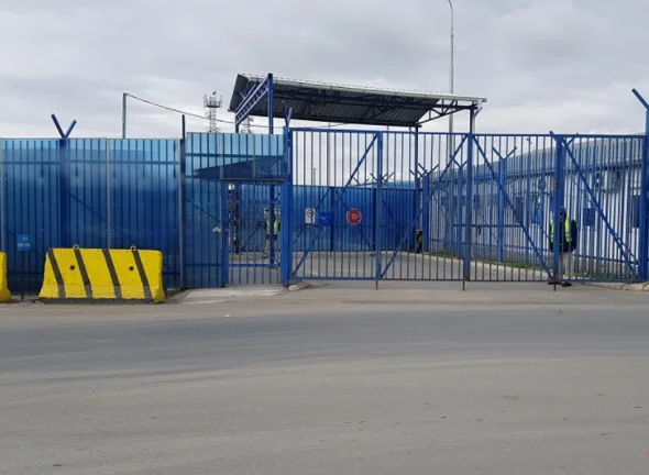 Ismaili Bridge entre dans les bureaux d'EULEX, raison inconnue