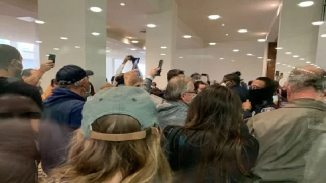 Commençant les États-Unis St.A., les partisans Trump affluent vers les centres de comptage
