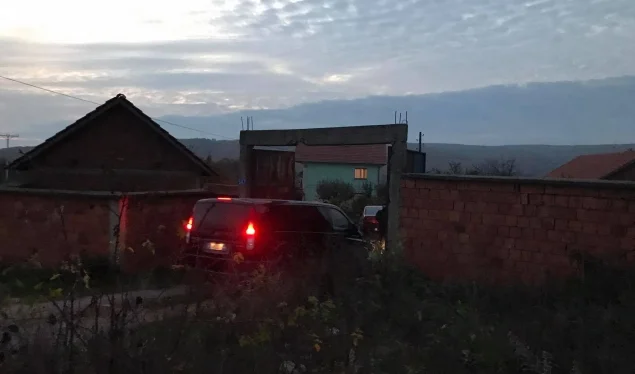 Il fratello di Jakup Krasniqi: E ULEX a casa, alla ricerca di documenti nella sua biblioteca