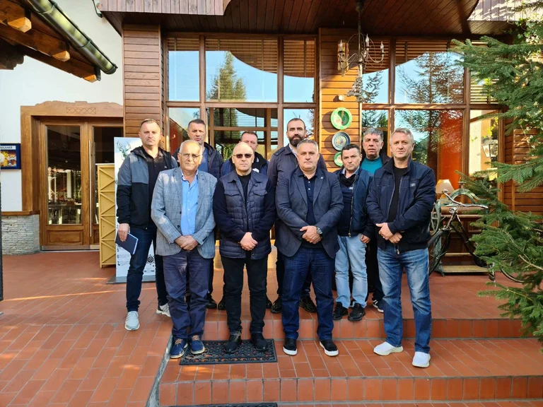 Les dirigeants de FFK sont restés pour une visite au LRF de Prizren et à la municipalité de Dragas