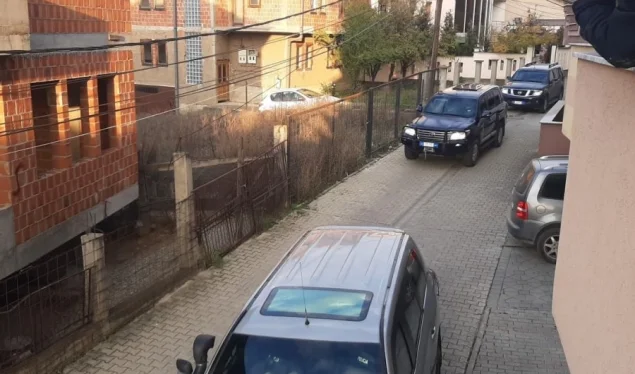 Jakup Krasniqi se dirige a La Haya
