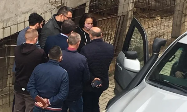 Jakup Krasniqi's wife comes out and communicates briefly with NISMA members abroad