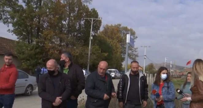 Des vétérans de l'UCK se rassemblent devant la maison de Jakup Krasniqi à Negroc