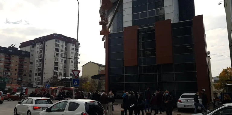 Zjarr në MPB: Dyshohet se po digjen serverët (FOTO)