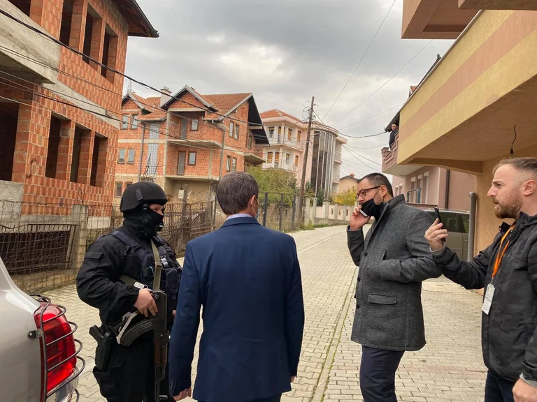 Minister NISMA geht in Jakup Krasniqis Haus